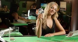 Antarmuka taruhan Monopoly Live menampilkan papan dengan zona taruhan dan nilai pembayaran di perangkat mobile